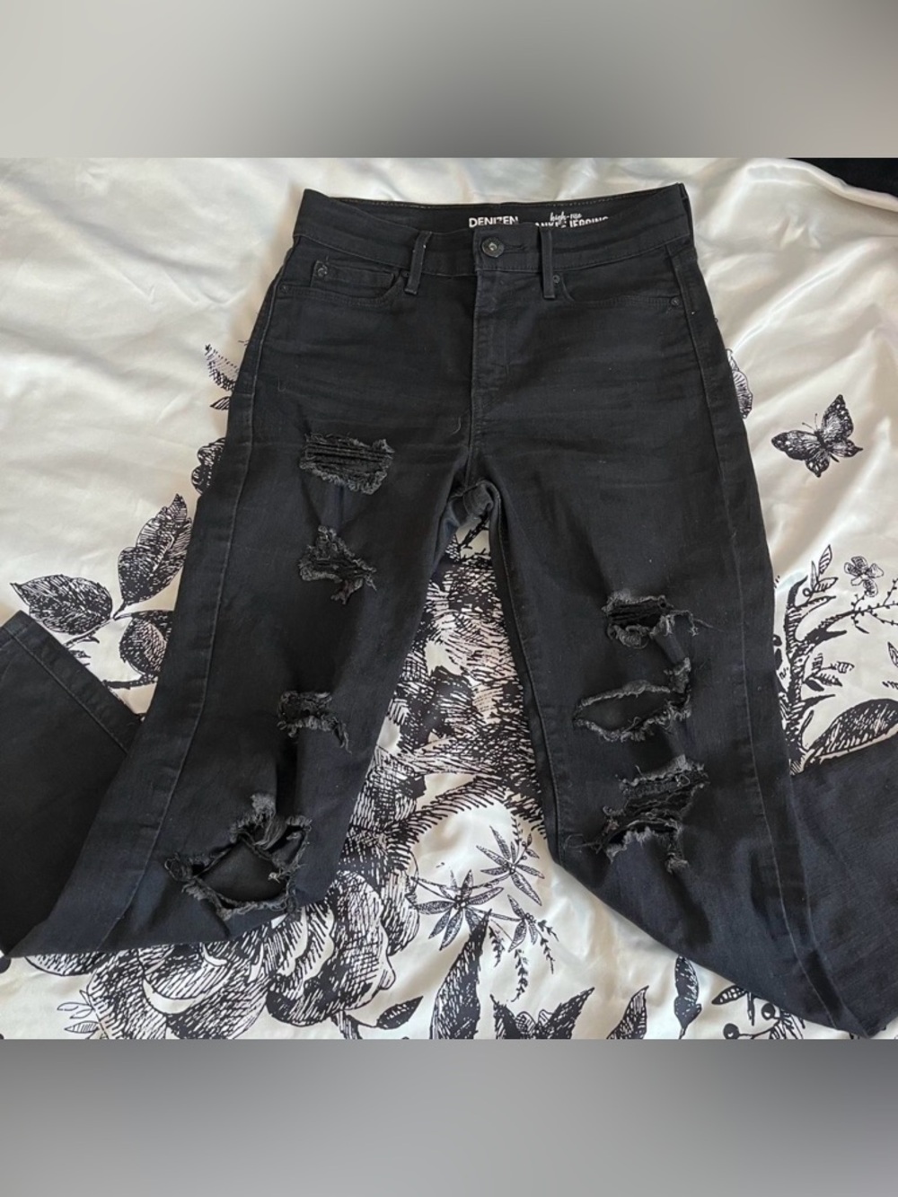 Levi’s Denizen black ripped ankle jeggings • emo